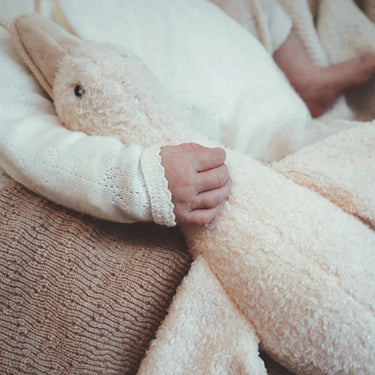 Herzschlag-Kuscheltier Liva in Beige mit Schrei-Sensor
