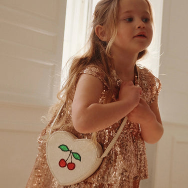 Glitzernde herzförmige Umhängetasche mit Kirschen in weiß