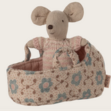 Maileg Babymaus in Trage - rosa Strickpullover