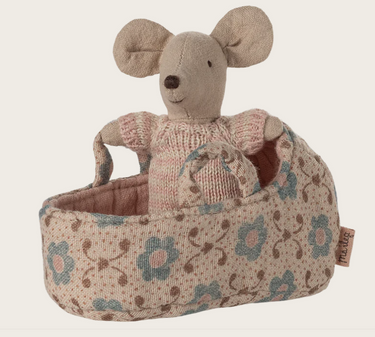 Maileg Babymaus in Trage - rosa Strickpullover