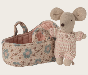 Maileg Babymaus in Strickoberteil und Tragekorb