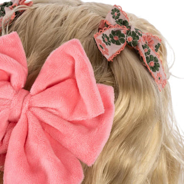 Kreative Frisuren mit hochwertigen Haarspangen und Haargummis