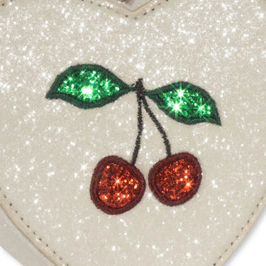 Glitzernde herzförmige Umhängetasche mit Kirschen in weiß