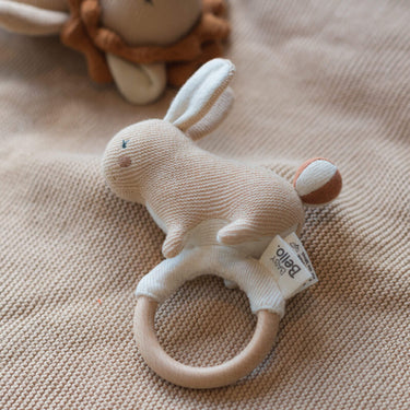 Beißring / Rassel mit Holzring "Rosy der Hase"