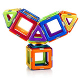 Bunte Magnetbausteine in einem Set