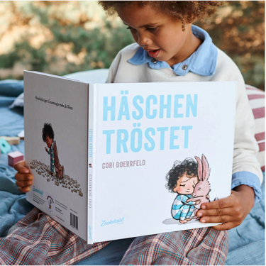 Häschen tröstet von Cori Doerrfeld