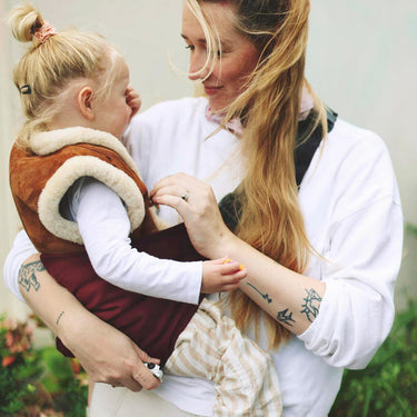 Kindertrage Wildride seitliches Hüfttragen -Merlot