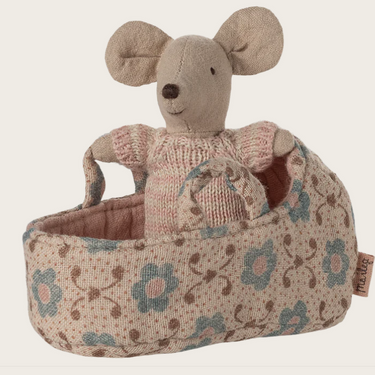 Maileg Babymaus in Trage - rosa Strickpullover