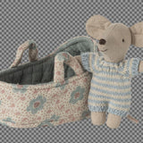 Maileg Baby Maus in Blau mit Strickkleidung und Tragetasche