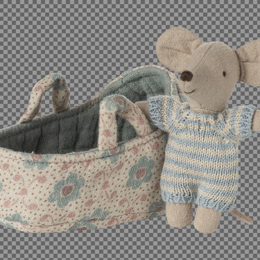 Maileg Baby Maus in Blau mit Strickkleidung und Tragetasche