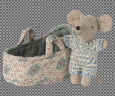 Maileg Baby Maus in Blau mit Strickkleidung und Tragetasche