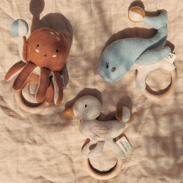 Beißring / Rassel mit Holzring “Dacy die Ente”