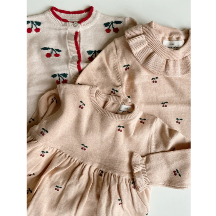 Gestricktes Kleid mit Kirschen für Kleinkinder, Bio-Baumwolle - ab 12 Monaten