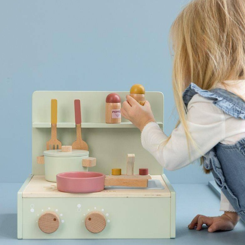 Kleine Spielküche aus Holz - kompakt & einfach zu verstauen